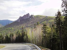 Le rocce di Nadge sulle rive del fiume Anyui sono resti invadenti a forma di bastione.  L'altezza degli affioramenti è di circa 25 m Il pendio della collina è stato completamente bruciato all'inizio del XXI secolo