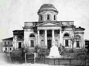 Станица Цимлянская Никольская церковь и памятник Сталину.jpg