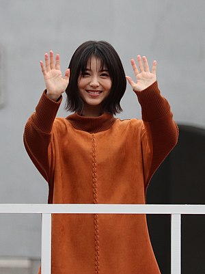 Minami Hamabe facing camera and waving with both hands