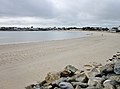 La plage de l'Anse du Stole vue depuis l'est ; à l'arrière-plan Lomener.