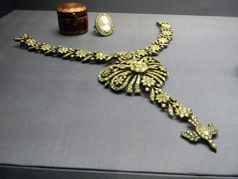 File:18th century portuguese choker made of chrysoberyls, National Museum of Ancient Art.jpg