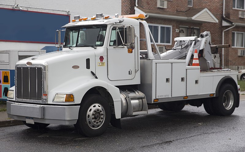 File:1996 Peterbilt 385 4x2 tow truck, front left side.jpg