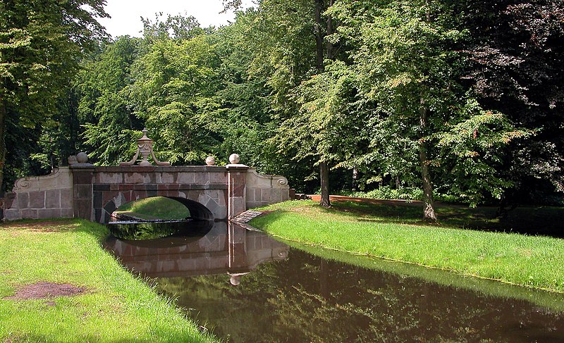 File:20030702270DR Ludwigslust Schloßpark Hauptkanalbrücke.jpg