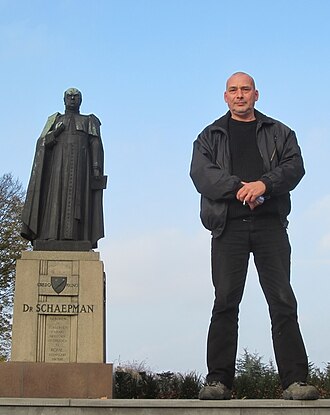 Bart FM Droog in November 2012, near the statue of Herman Schaepman in Tubbergen 2012-11-10 Bart FM Droog.jpg