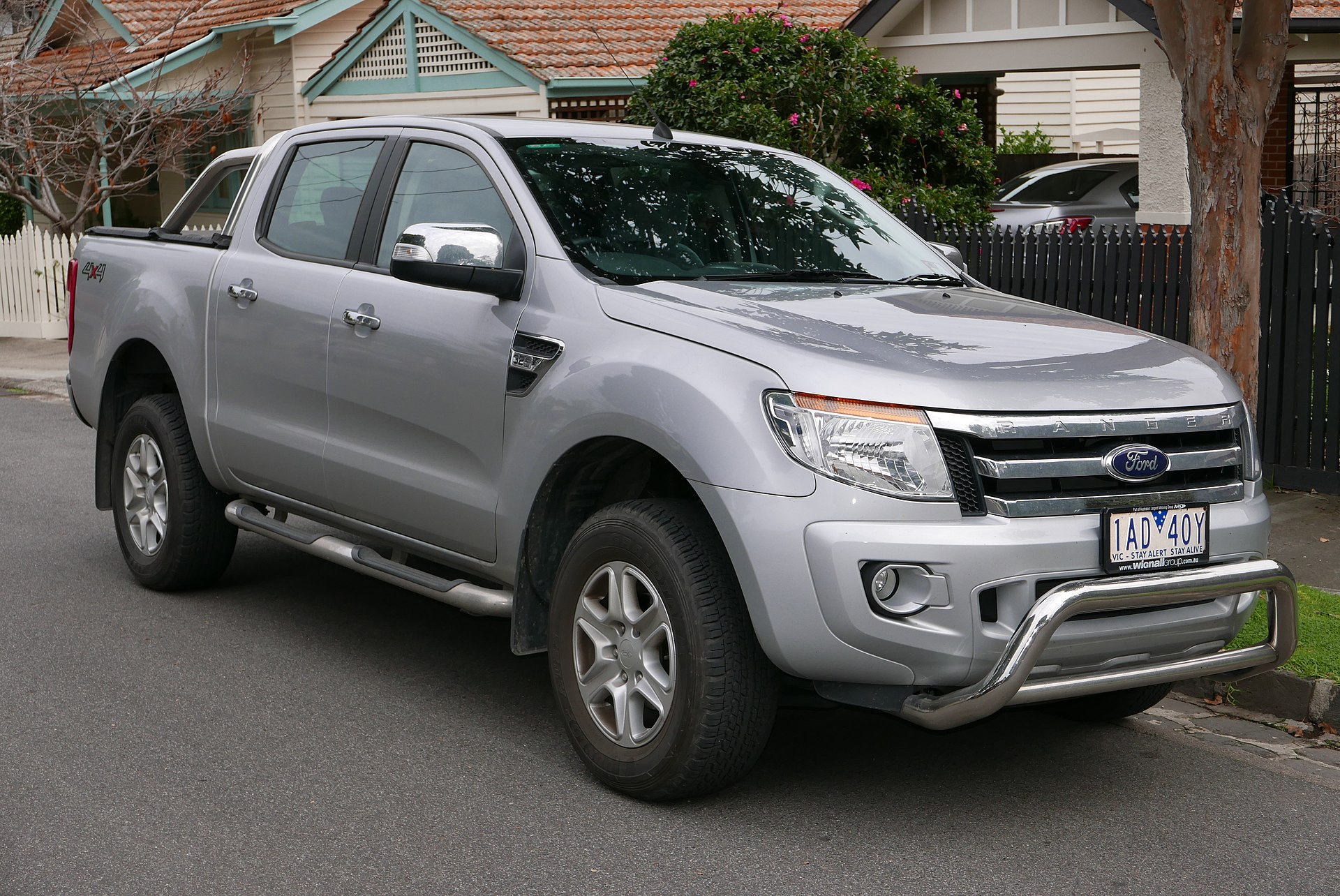 1920px-2013_Ford_Ranger_%28PX%29_XLT_4WD_4-door_utility_%282015-07-09%29_01.jpg