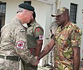 Charles trifft Soldaten in Papua-Neuguinea, das zum Commonwealth gehört.