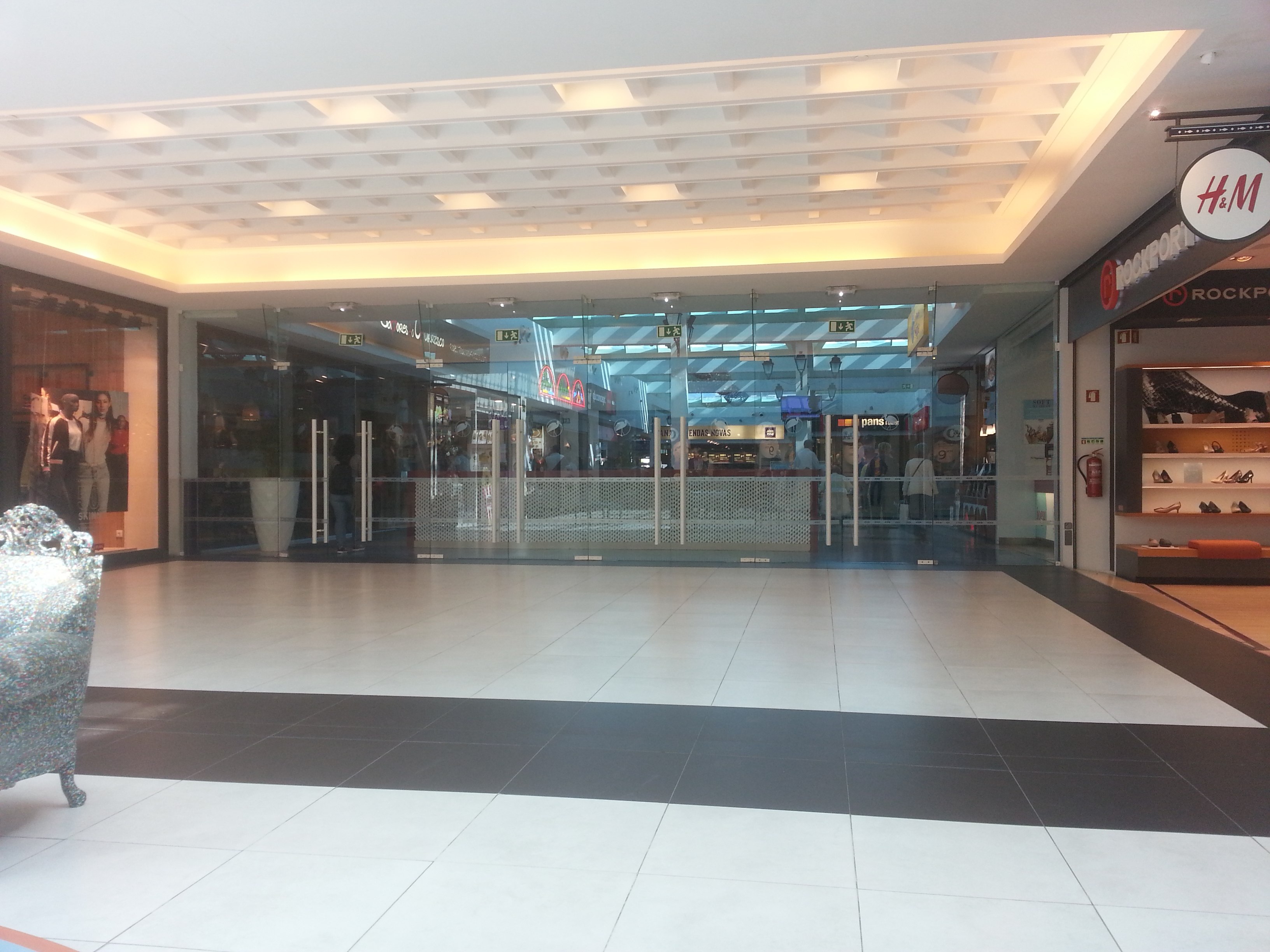 File 2017 03 08 Glass Door Entrance To Food Court Algarve