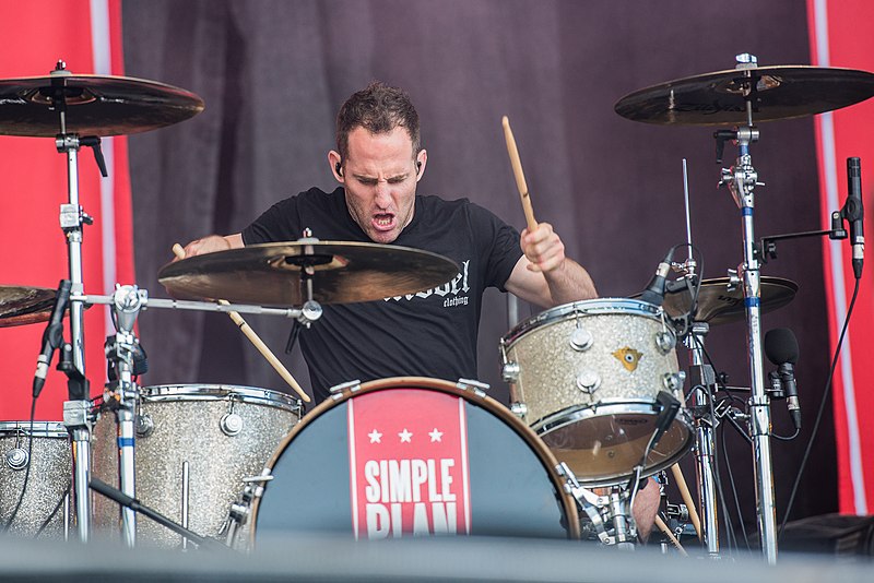 File:2017 RiP - Simple Plan - Chuck Comeau - by 2eight - 8SC1754.jpg