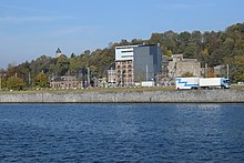 photo couleur des bâtiments au bord de la Meuse