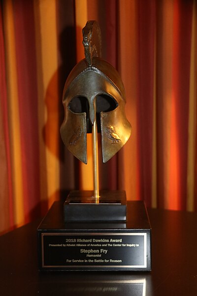 File:2018 Richard Dawkins Award Trophy Given to Stephen Fry view 2.jpg