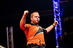 Miniatuur voor Bestand:Adrian Lewis 6-2 Dirk van Duijvenbode - Dirk van Duijvenbode - 2019250142838 2019-09-07 PDC European Darts Matchplay - 0417 - AK8I8925.jpg