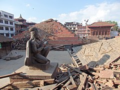 2015-earthquake (en) - C:2015-earthquake _ (da) - (ph:mohigan/WpC) 27.apr.2015 ... After the quake ... Trailokya Mohan Garuda ... Maju Dega ... og det delvis uskadte Shiva-Parvati Temple i baggrunden