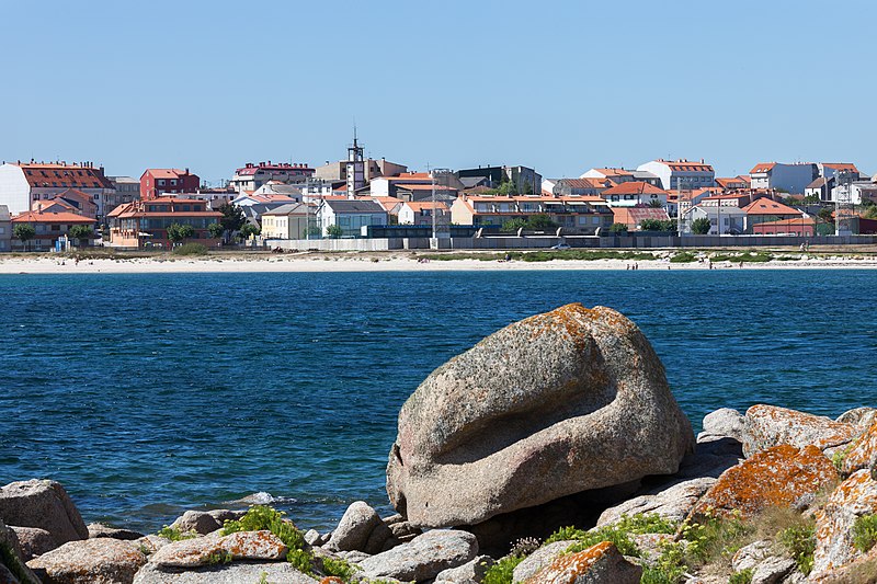 File:Aguiño e a praia do Castro. Ribeira. Galiza R45.jpg