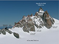 Le côté sud;  en rouge la route de la Cresta dei Cosmiques