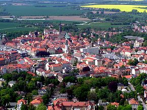 Altstadt Bautzen aus der Luft mit weitem Blick aus Südosten ins Land Frühling 2005.jpg