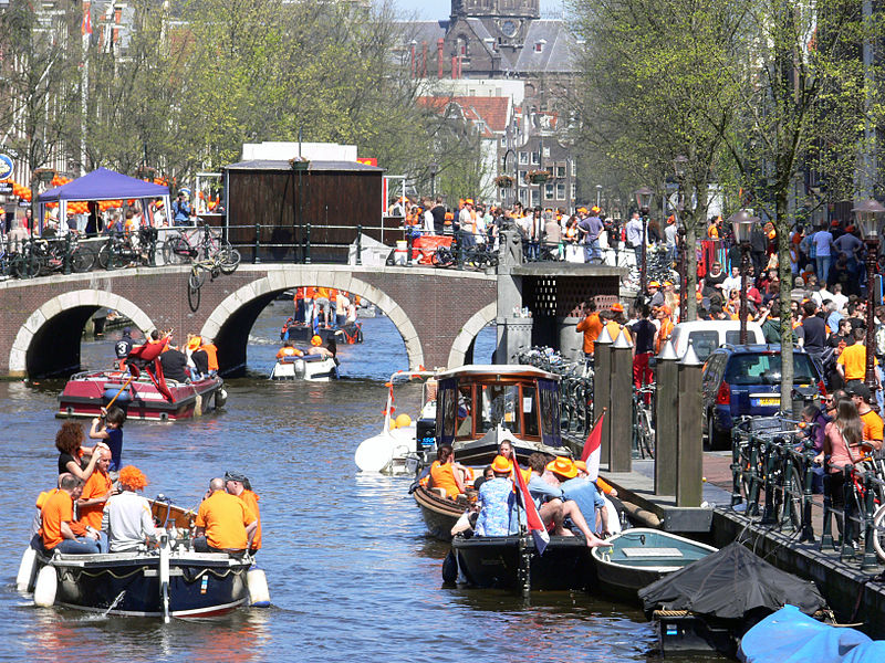 File:Amsterdam - Koninginnedag 2012 - Boats Oudezijds voorburgwal.JPG