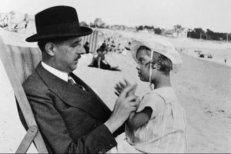 Charles de Gaulle et sa fille Anne, en 1933.