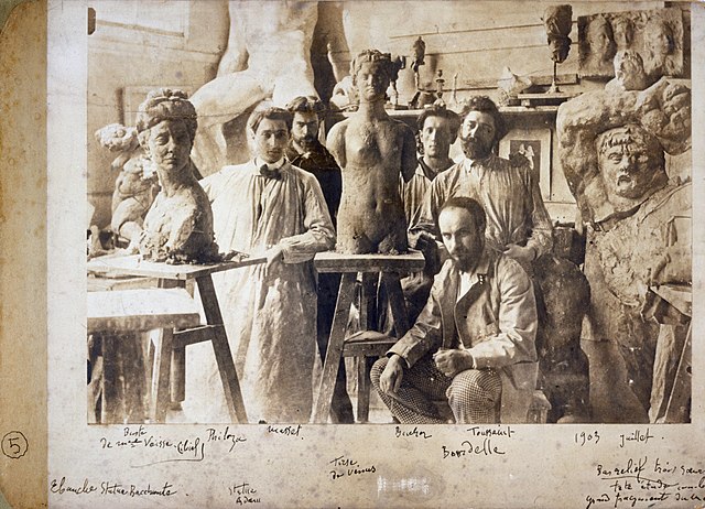 File:Anonyme, Bourdelle et ses praticiens dans son atelier, juillet 1903,  tirage gélatino-argentique contrecollé sur carton, 29 x 39,5 cm, Paris,  musée Bourdelle, MBPH273.jpg - Wikimedia Commons
