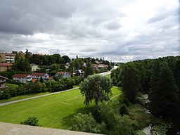 Aroslund taget från Vallbybron. Svartån till höger.