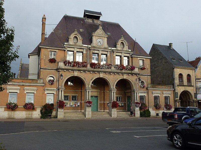 File:Attigny (Ardennes) mairie (g) et Dôme de Charlemagne (d).JPG