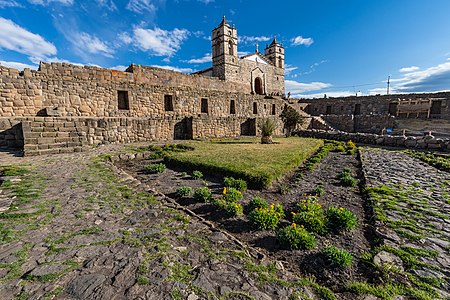 Templo del Sol y la Luna, Iglesia de Vilcashuaman construida sobre construccion Inca, Ayacucho. Photographer:Manuel Machuca Saavedra
