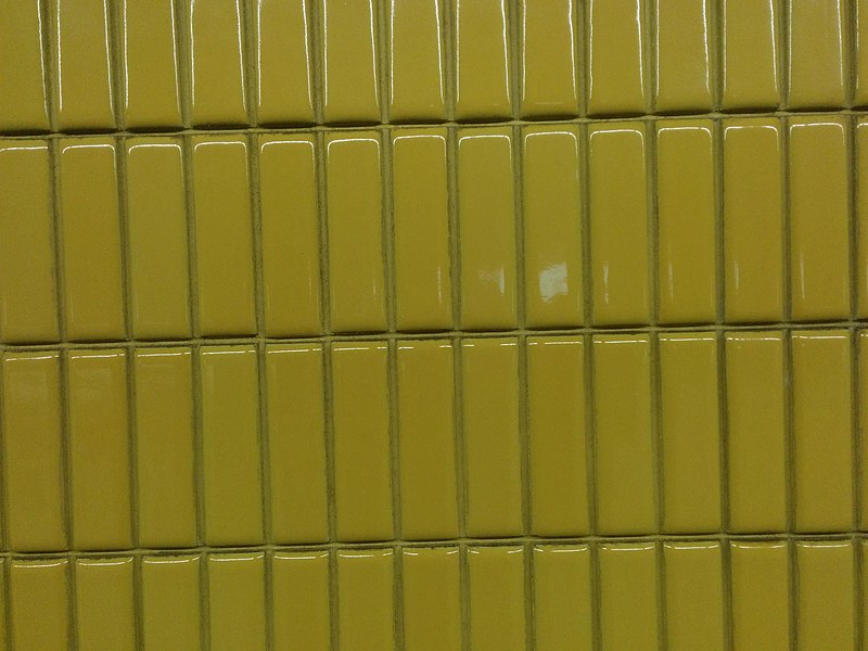 File:Azabujuban station Oedo platform wall tiles.jpg