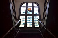萬翠荘の階段。帆船がデザインされたステンドグラスは木内真太郎の作品[95]