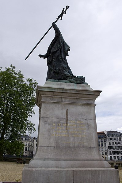 File:Bayonne-statue 03.JPG