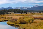 Une photo d'un ruisseau et de montagnes dans la forêt nationale de Beaverhead–Deerlodge.