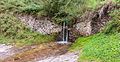 Begeleide waterval over de bergweg.