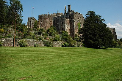 How to get to Berkeley Castle with public transport- About the place