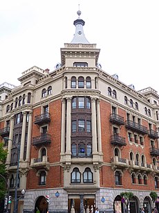 Bilbao - Edificio esquinero en Gran Vía 42 y Calle Iparragirre 28 (1).jpg