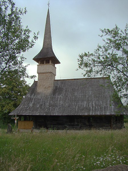 File:Biserica de lemn din Cărpinis (15).JPG