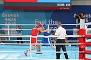 Deutsch: Boxen bei den Olympischen Jugendspielen 2018 Tag 12, 18. Oktober 2018 - Finale Leichtgewicht Mädchen – Oriana Saputo (Argentinien, blau) schlägt Emma Lawson (Australien, rot) 5-0; Ringrichter ist José Romero (Spanien). English: Boxing at the 2018 Summer Youth Olympics on 18 October 2018 – Girls' lightweight Bronze Medal Bout – Oriana Saputo (Argentina, blue) wins over Emma Lawson (Australie, red) 5-0; Referee is José Romero (Spain). Español: Boxeo en los Juegos Olímpicos Juveniles de Verano de 2018 en 18 de octubre de 2018 - Combate de medalla de bronce de las niñas: Oriana Saputo (Argentina, azul) gana a Emma Lawson (Australie, roja) 5-0; Árbitro es José Romero (España).