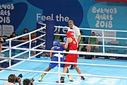 Deutsch: Boxen bei den Olympischen Jugendspielen 2018 Tag 12, 18. Oktober 2018 - Finale Leichtgewicht Mädchen – Junioren-Weltmeisterin und dreifache Juniorinnen-Europameisterin Caroline Sara DuBois (Großbritannien, blau) schlägt Juniorinnen-Asienmeisterin Porntip Buapa (Thailand, rot). English: Boxing at the 2018 Summer Youth Olympics on 18 October 2018 – Girls' lightweight Gold Medal Bout – Caroline Sara DuBois (Grat Britain, blue) wins over Porntip Buapa (Thailand, red). Español: Boxeo en los Juegos Olímpicos Juveniles de Verano de 2018 en 18 de octubre de 2018 - Combate de medalla de oro de peso ligero para niñas - Caroline Sara DuBois (Gran Bretaña, azul ) gana sobre Porntip Buapa (Tailandia, rojo).