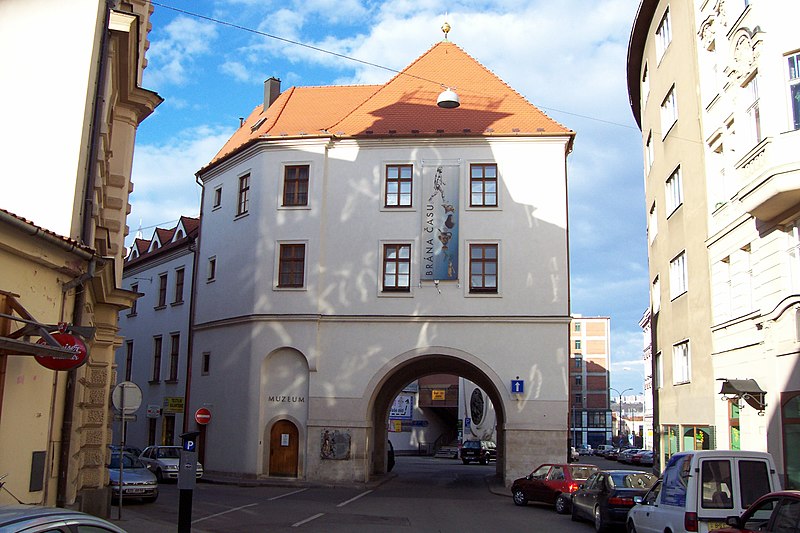 File:Brno - Měnínská brána (02).jpg