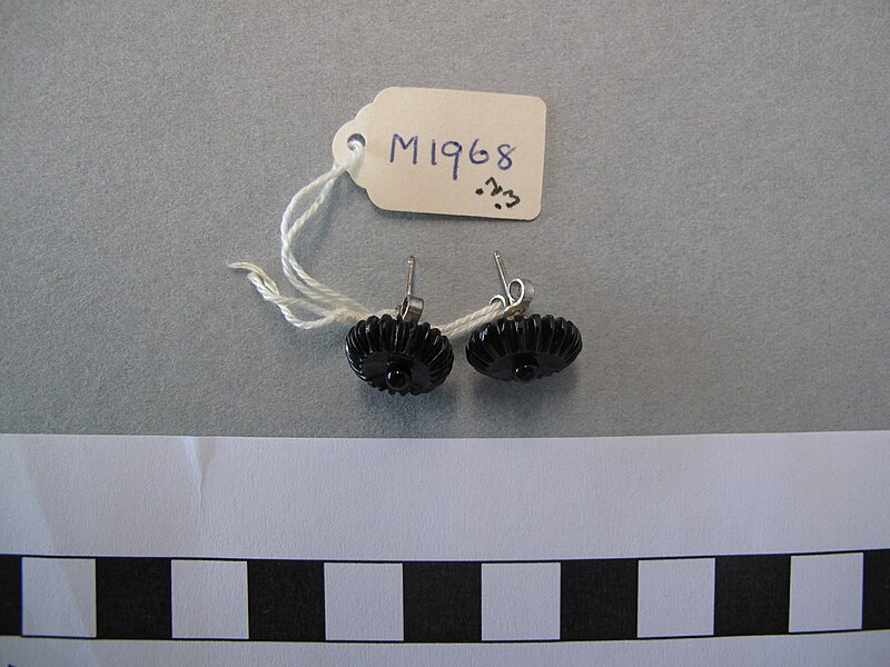 File:Brooch and earrings, pair (AM 10108-4).jpg