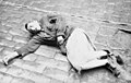 Bundesarchiv Bild 101I-134-0793-24, Polen, Ghetto Warschau, Frau auf Straße.jpg