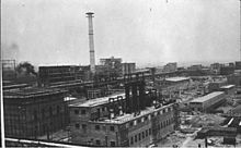굴뚝이 솟은 공장을 찍은 흑백 사진