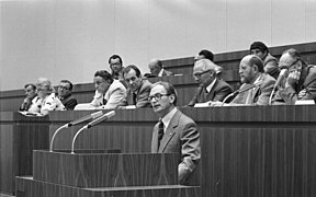 Bundesarchiv Bild 183-T0529-0028, Berlin, VIII. Schriftstellerkongress, Rede Kant.jpg