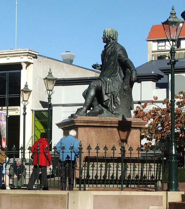 A statue of poet Robert Burns has pride of place in the upper Octagon.