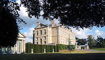 The South Front and the "walls" of yew, linking the 18th-century mansion to Geddes Hyslop's 20th century flanking pavilions. Buscot Park 03.jpg