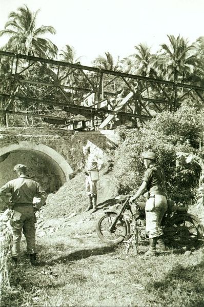 File:COLLECTIE TROPENMUSEUM Aanleg van een baileybrug door de genie tijdens de eerste politionele actie TMnr 10029185.jpg