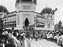 Sultan Amaluddin, the sixth sultan leaving the Great Mosque on his coronation day, in February 1925 COLLECTIE TROPENMUSEUM De Sultan van Deli Amaluddin Sani Perkasa Alam Shah tijdens het verlaten van de Grote Moskee op de dag van zijn kroning TMnr 60027930.jpg