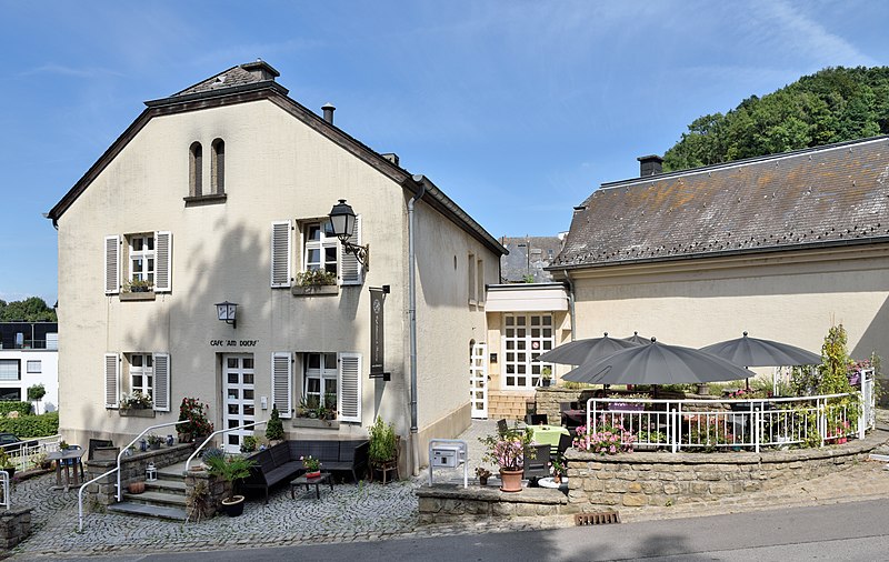 File:Café littéraire Le Bovary Weimerskirch Luxembourg.jpg