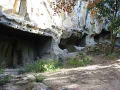 Habitats troglodytiques de Calès, à Lamanon.