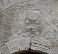 Steinelement des Eingangsportals rechts der Fassade