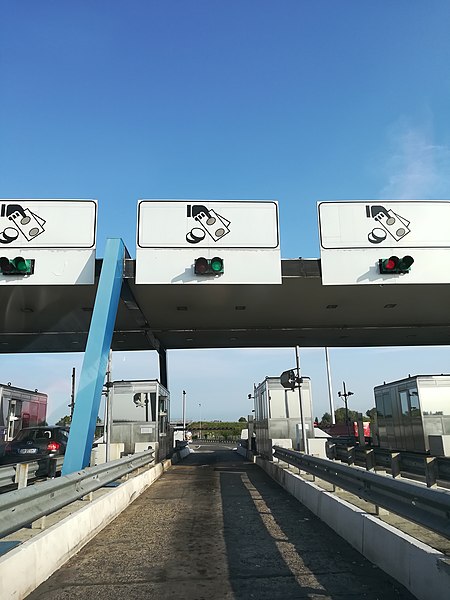 File:Casello Autostradale - Melegnano.jpg