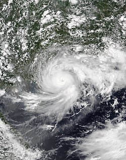 经过前一天的急剧增强后，查帕卡于7月20日达到强度巅峰并继续滞留南中国海，它的环流紧密，风眼清晰可见。