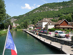 Vue sur un canal depuis un bateau à passagers.